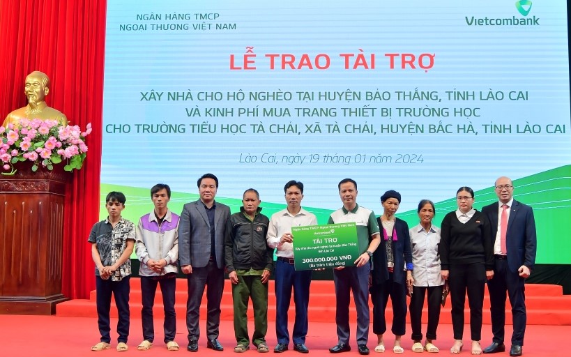 Vietcombank tài trợ 500 triệu xây nhà cho người nghèo, mua trang thiết bị trường học tại Lào Cai